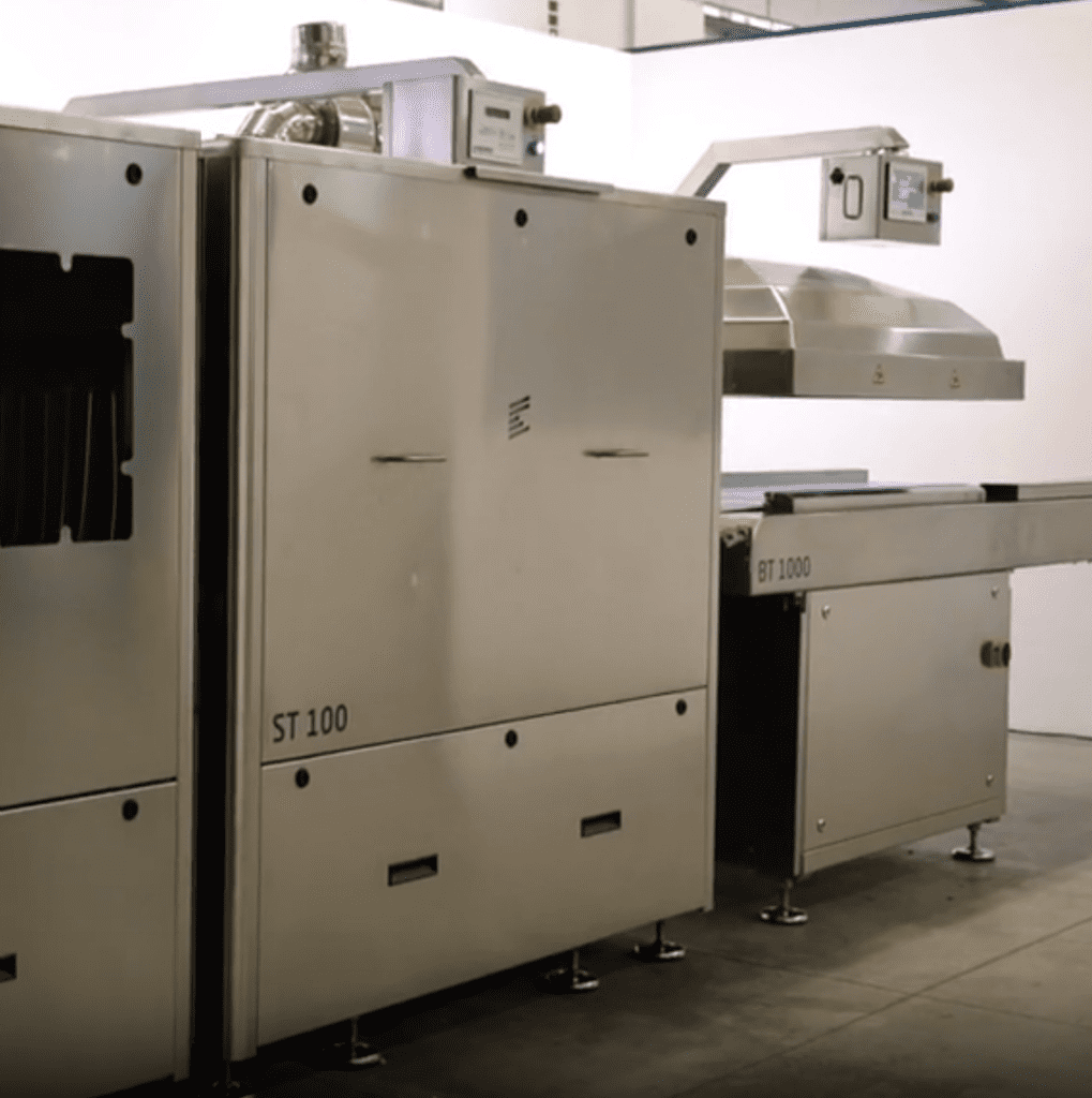 Shrink tunnel for automatic shrink packaging line